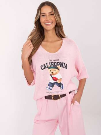 Jasnoróżowy sweter oversize z nadrukiem misia