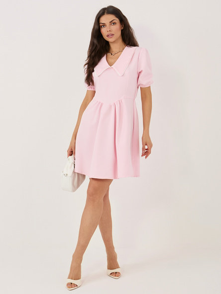 Jasnoróżowa krótka sukienka z kołnierzykiem