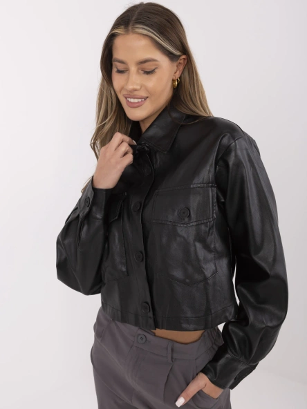 Czarna krótka kurtka z ekoskóry z guzikami