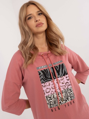 Brudnoróżowa bluzka z nadrukiem i rękawem 3/4