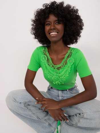 Jasnozielona bluzka z koronkowym dekoltem