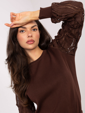 Brązowy damski sweter z prążkowanej dzianiny