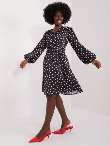 Czarna rozkloszowana sukienka koktajlowa w groszki