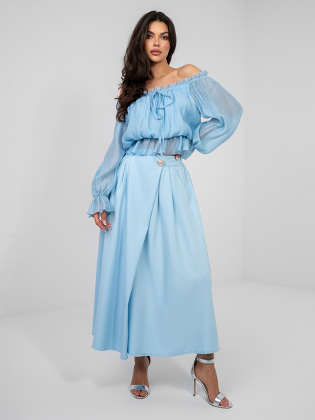 Pastelowa niebieska spódnica z ozdobnym guzikiem