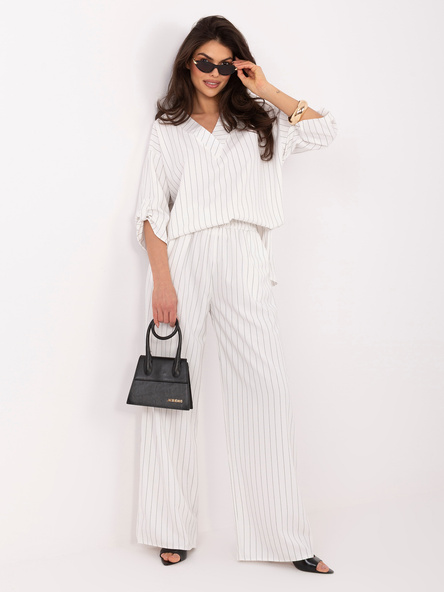 Biały dwuczęściowy komplet w paski