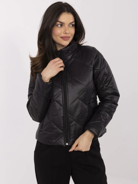 Czarna pikowana kurtka z zapięciem na suwak
