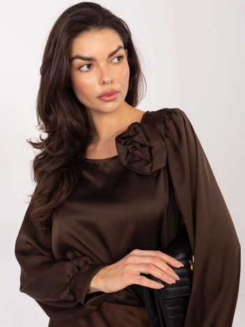 Czekoladowa satynowa bluzka z bufiastym rękawem
