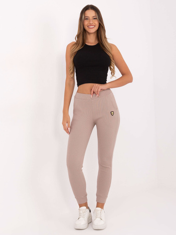 Beżowe dresowe spodnie z naszywką