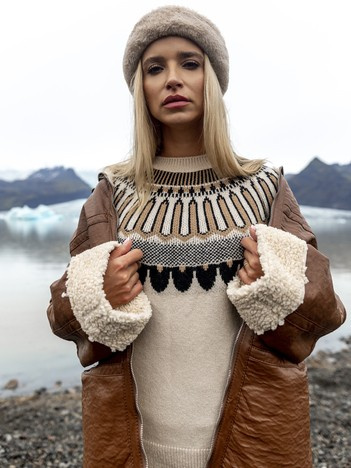 Beżowy damski sweter klasyczny ze wzorem RUE PARIS