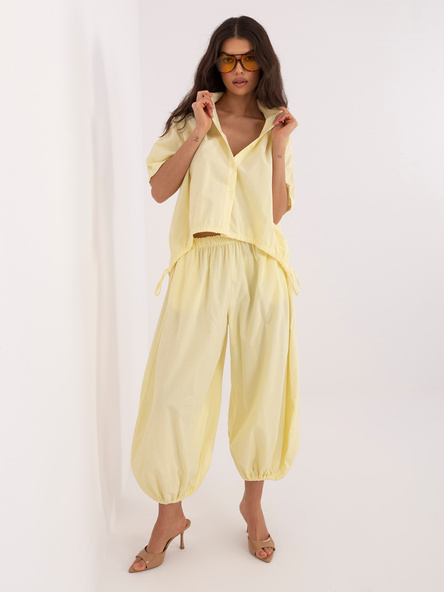 Jasnożółte sztruksowe spodnie z baloniastymi nogawkami