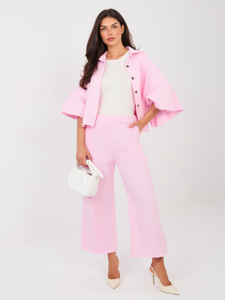 Jasnoróżowe damskie jeansy z ozdobnymi pomponami