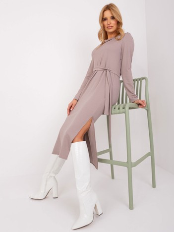 Ciemnobeżowa sukienka koktajlowa z paskiem