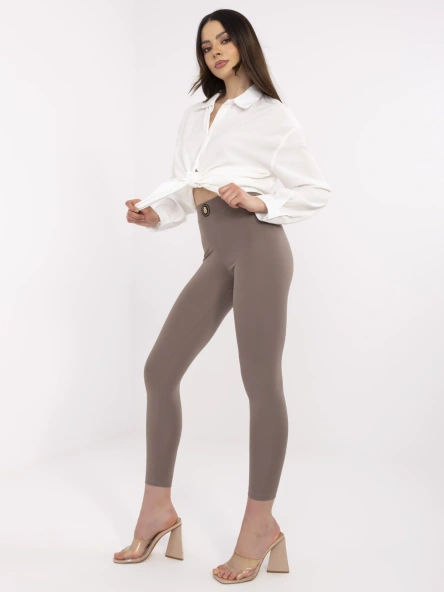 Kawowe damskie legginsy z ozdobną naszywką