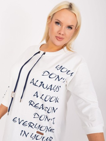 Ecru casualowa bluzka plus size z nadrukiem