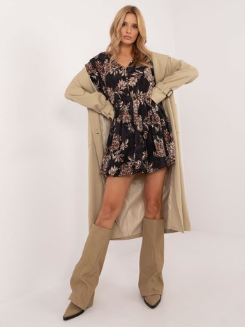 Czarna rozkloszowana sukienka we wzory