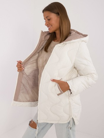 Ecru puchowa kurtka przejściowa z pikowaniem