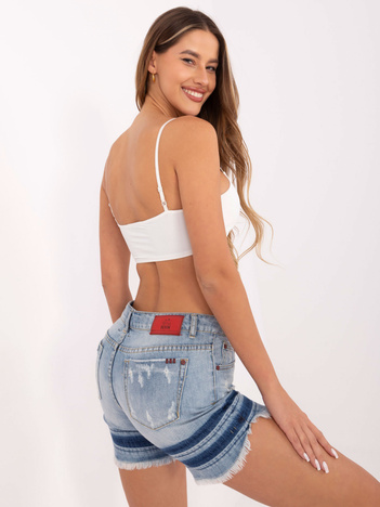 Niebieskie wystrzępione szorty jeansowe