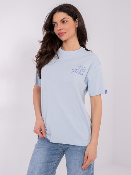 Jasnoniebieski t-shirt z haftem na plecach