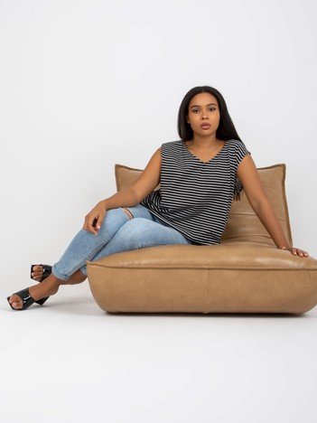 Czarno-biały top plus size z dekoltem w serek