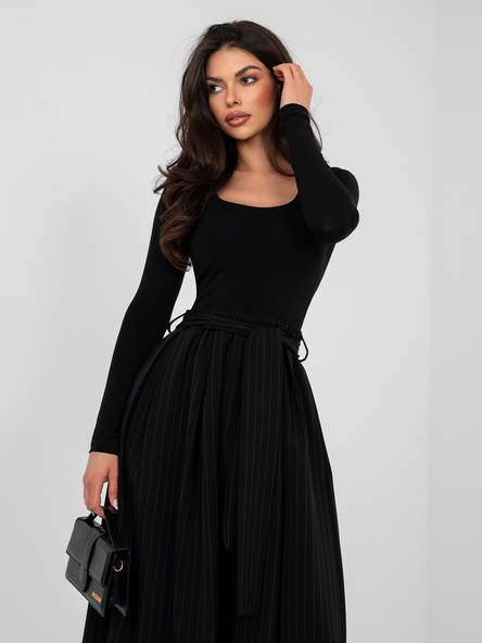 Czarna dopasowana bluzka basic z długim rękawem RUE PARIS