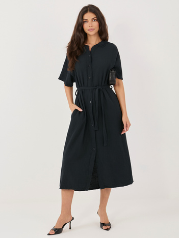 Czarna koszulowa sukienka z ażurowym kołnierzykiem