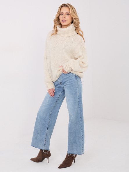 Jasnobeżowy sweter golf o kroju oversize