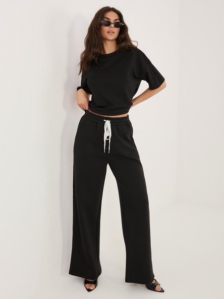 Czarne dresowe spodnie z koronkowymi lampasami