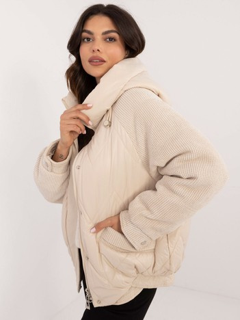 Jasnobeżowa przejściowa kurtka z błyszczącą nitką