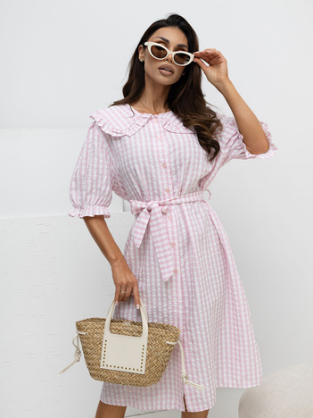 Jasnoróżowa sukienka szmizjerka z kołnierzykiem