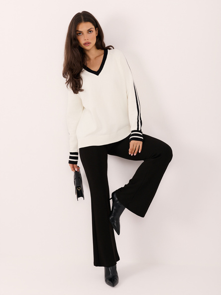 Ecru-czarny damski sweter oversize z dekoltem V