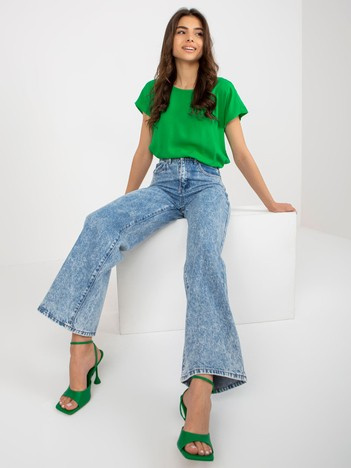 Niebieskie jeansy z szerokimi nogawkami