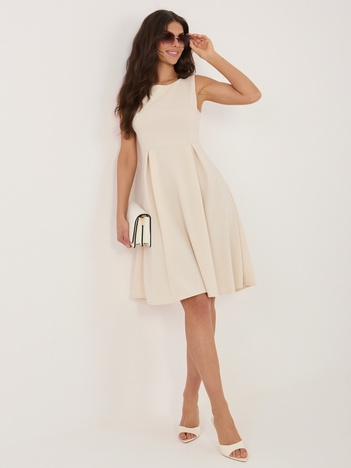 Jasnobeżowa elegancka sukienka na wesele