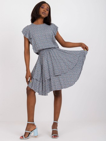 Niebieska wzorzysta sukienka z falbanami RUE PARIS