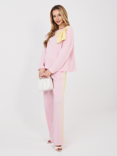 Jasnoróżowy komplet z szerokimi spodniami RUE PARIS