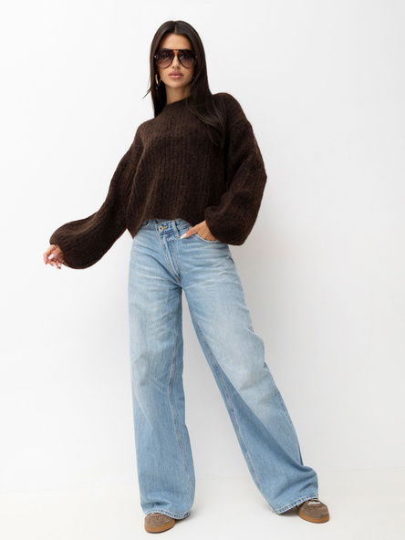 Czekoladowy sweter oversize z bufiastymi rękawami