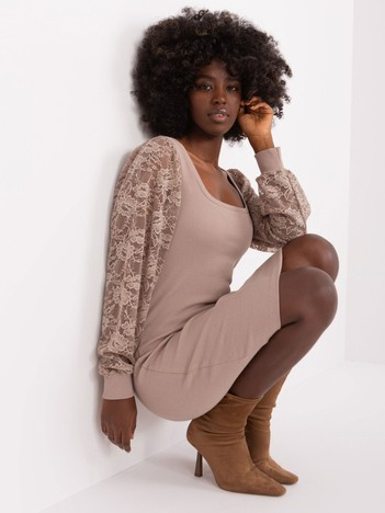 Ciemnobeżowa dopasowana sukienka z ozdobnymi rękawami Kayley RUE PARIS