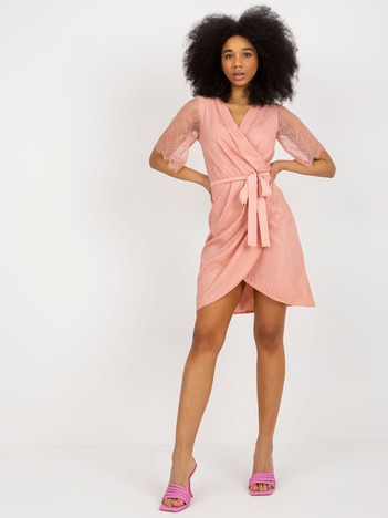 Brudnoróżowa kopertowa sukienka koktajlowa z paskiem