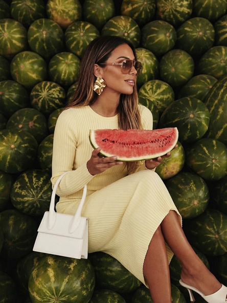 Pastelowa żółta sukienka basic w szeroki prążek RUE PARIS