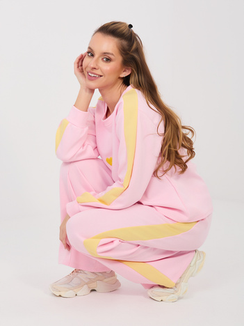 Pastelowy różowy komplet z przeszyciami na spodniach RUE PARIS