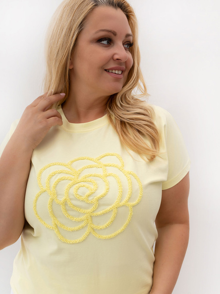 Jasnożółty t-shirt plus size z wypukłą aplikacją