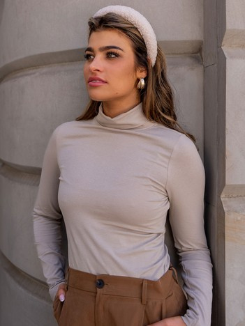 Beżowa bluzka z golfem i długim rękawem SUBLEVEL