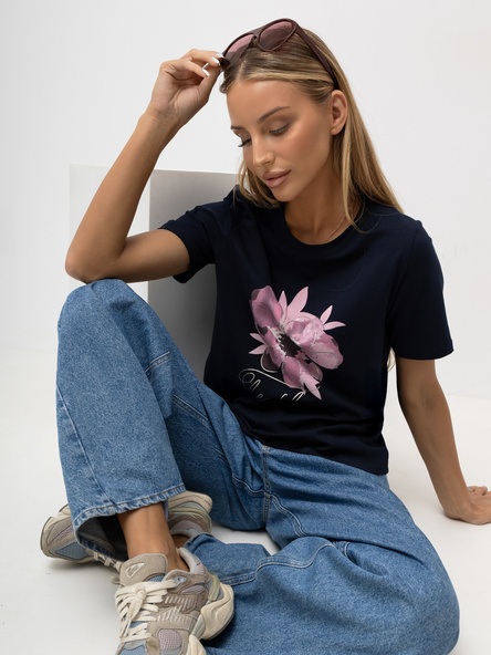 Granatowy damski t-shirt z nadrukiem kwiatu RUE PARIS