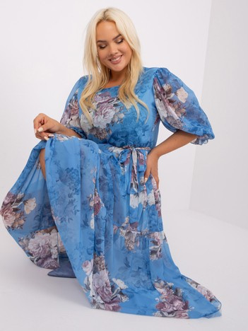Niebieska sukienka plus size w kwiaty
