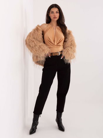 Czarne damskie jeansy mom z paskiem