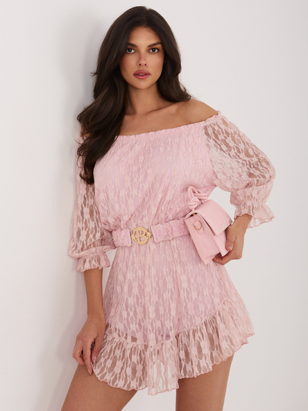 Jasnoróżowy koronkowy kombinezon z paskiem