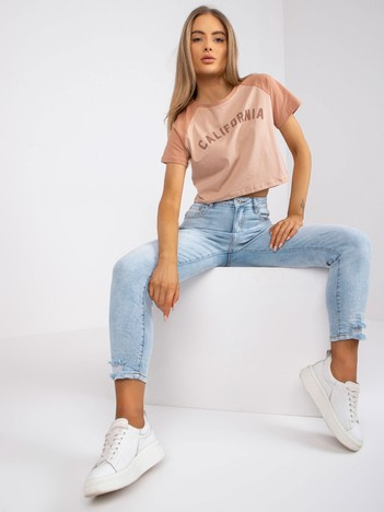 Beżowo-camelowy bawełniany t-shirt z nadrukiem