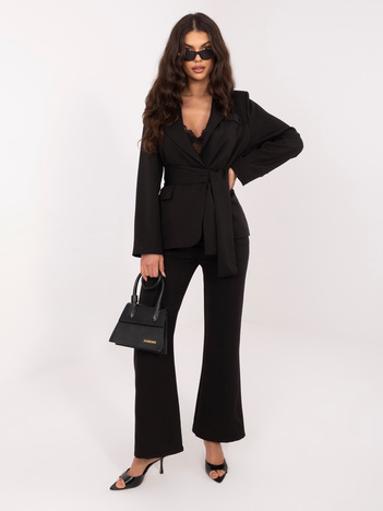 Czarny damski garnitur z wiązanym paskiem