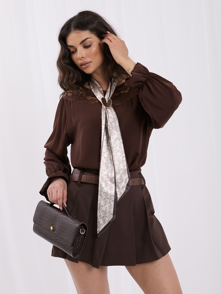 Brązowa elegancka bluzka ze wzorzystą apaszką