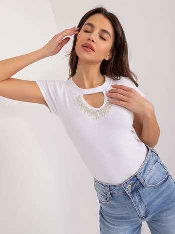 Biały prążkowany t-shirt z aplikacjami