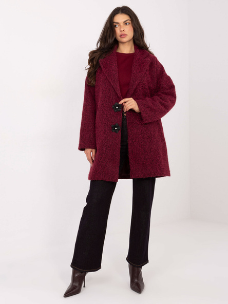 Bordowy płaszcz z broszkami w kształcie kwiatów